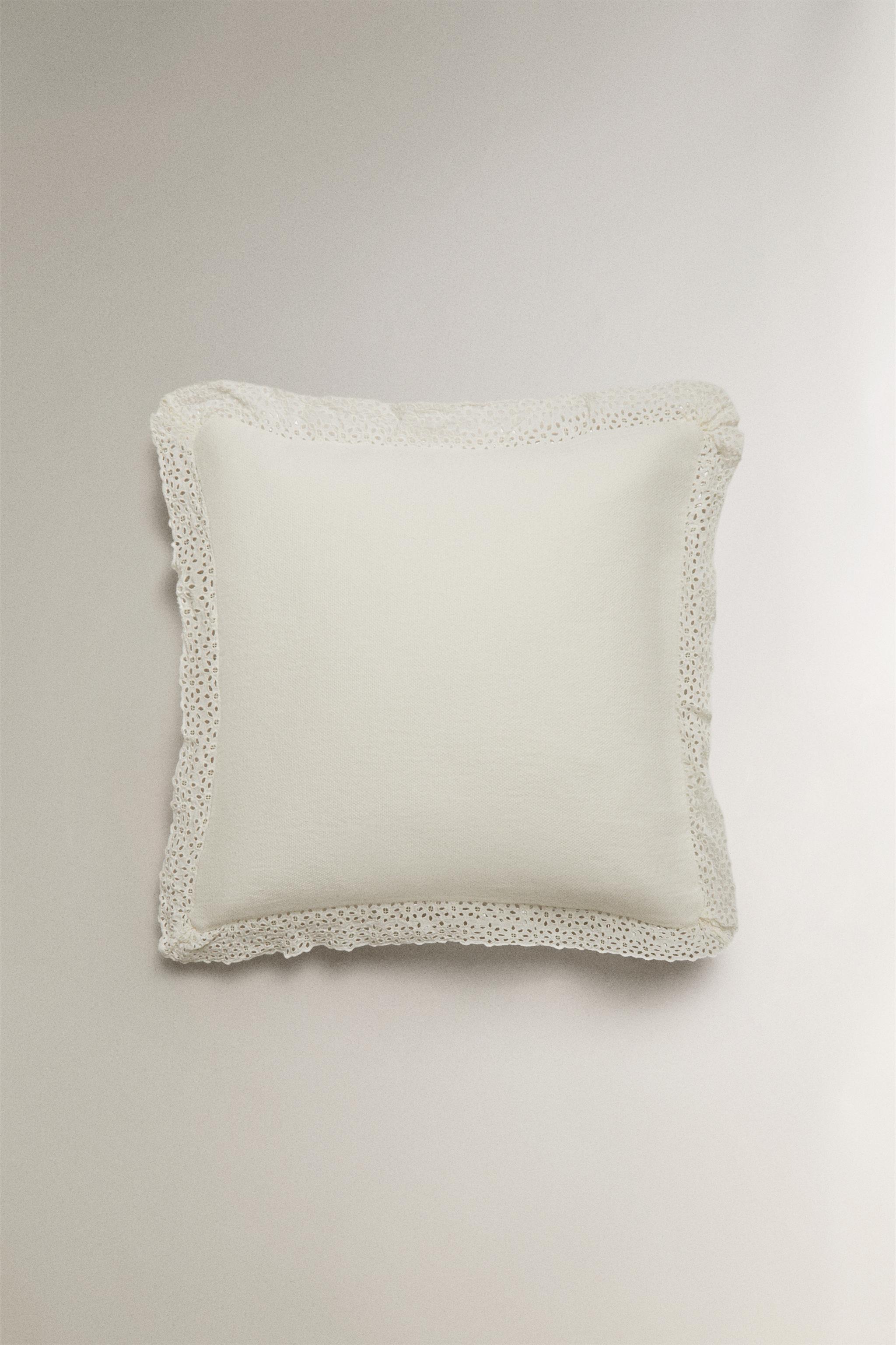 HOUSSE DE COUSSIN COTON VOLANT BRODÉ